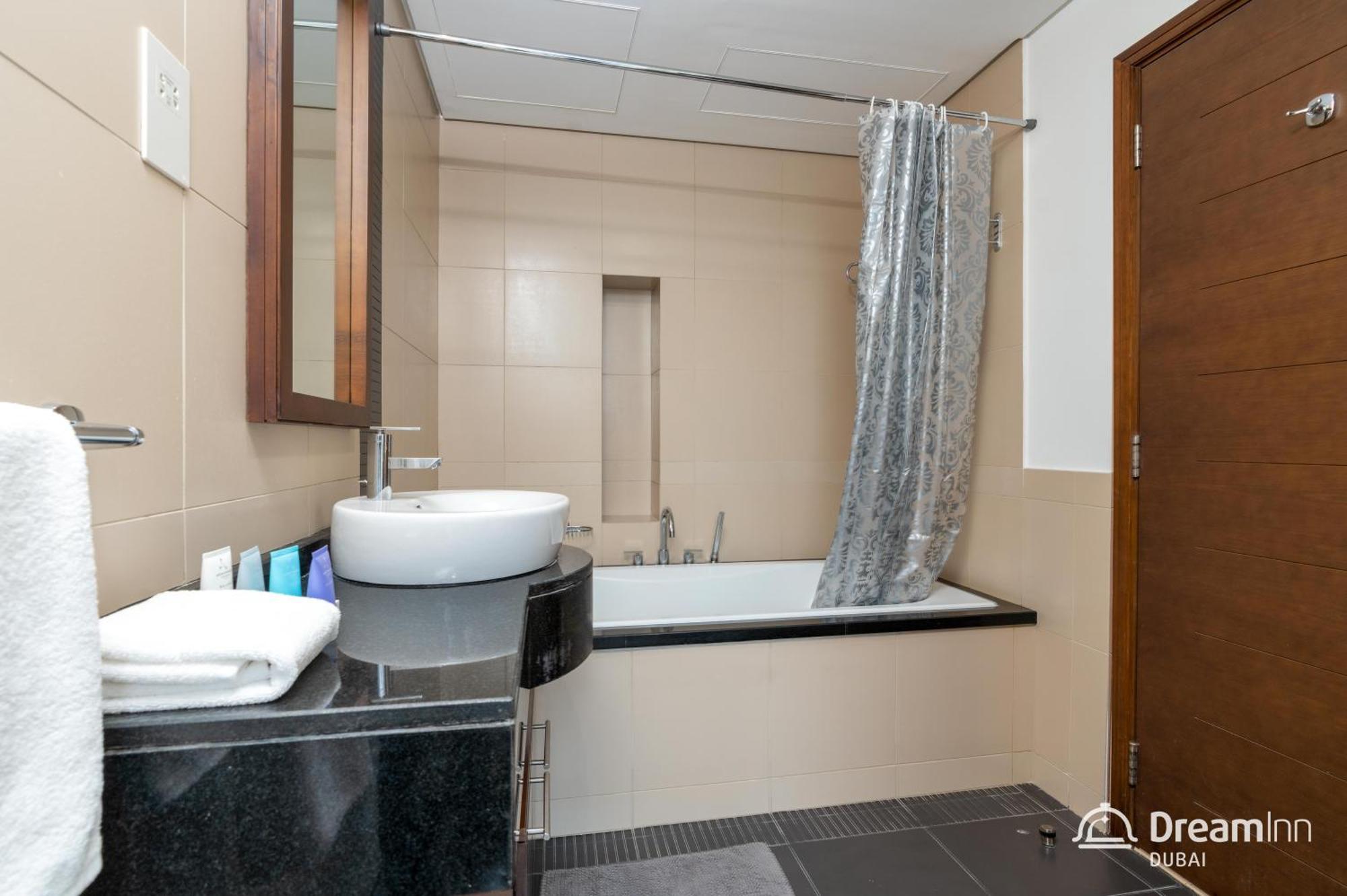 Dream Inn Apartments- West Wharf Tower Canal View Dubai Dış mekan fotoğraf